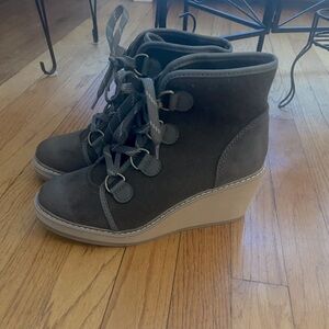 Women’s Boots ***Gently Worn**
Mixed material’s
Extra laces 
Wedge heel
No Box
